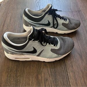 Nike Men's Black and Grey Air Max Sneakers